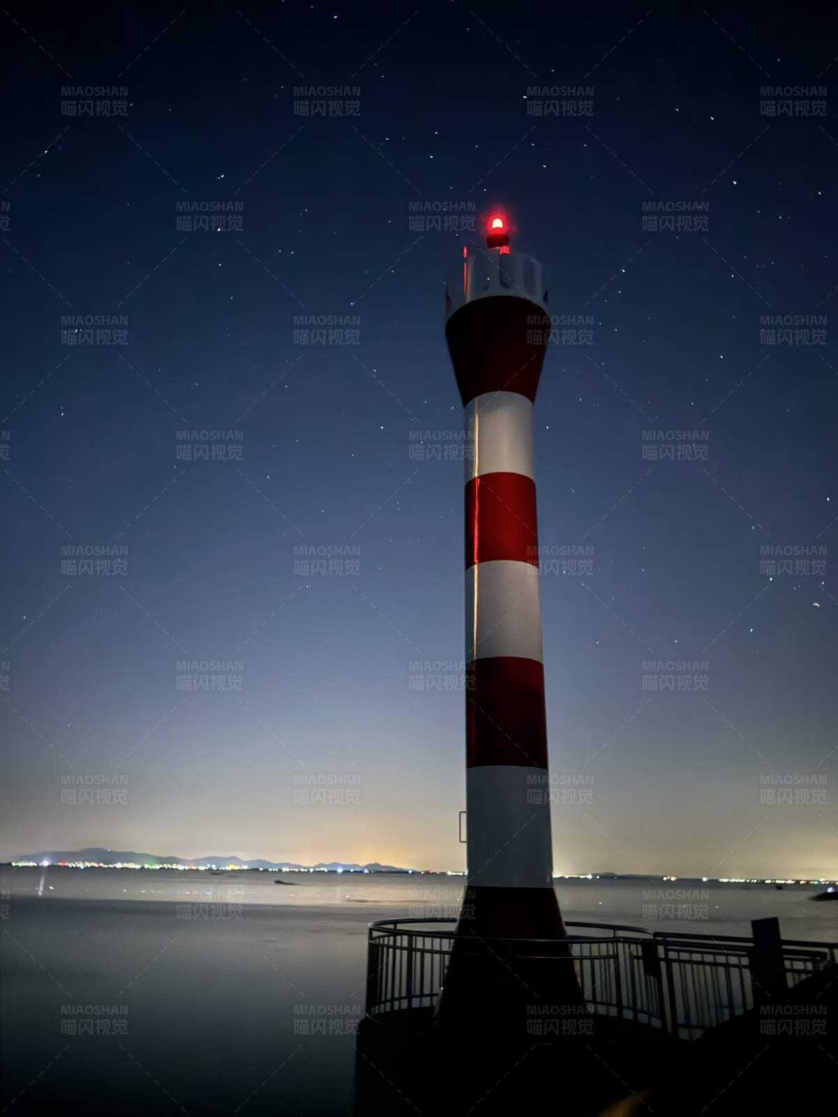 星空下的灯塔图片