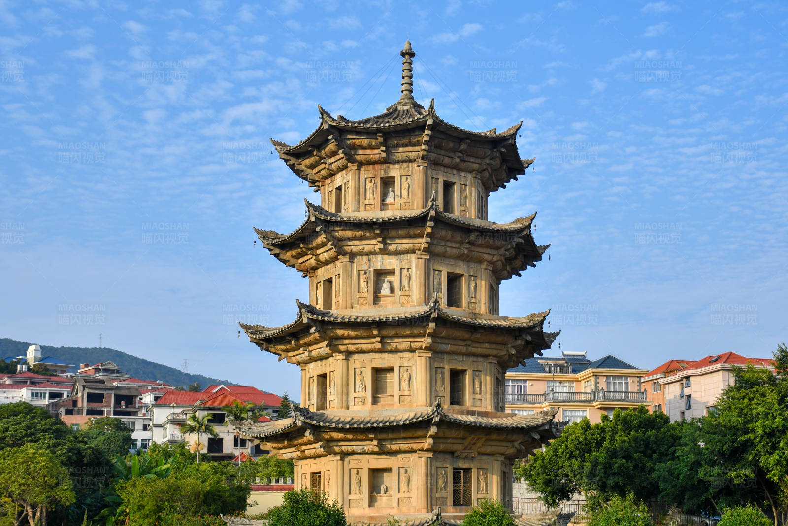 释迦文佛塔蓝天相伴图片