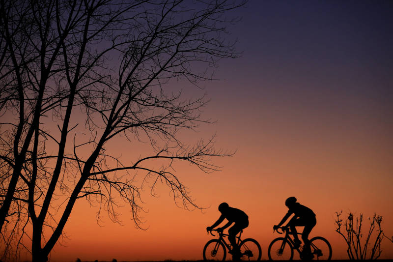 夕阳下的骑行剪影图片