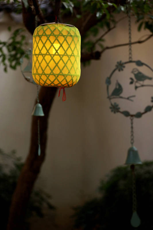 庭院里的灯笼和风铃图片