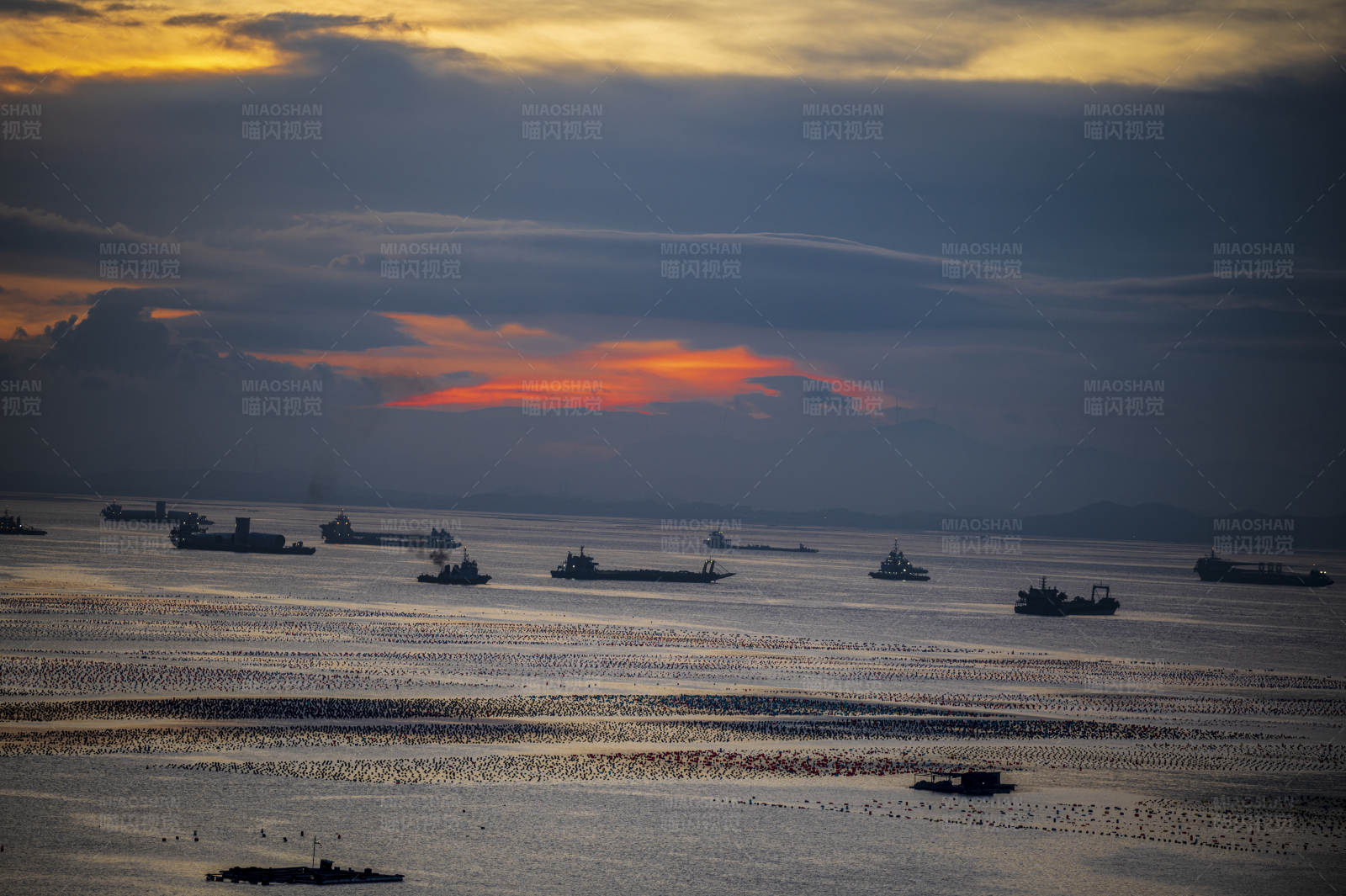 海上夕阳船影图片