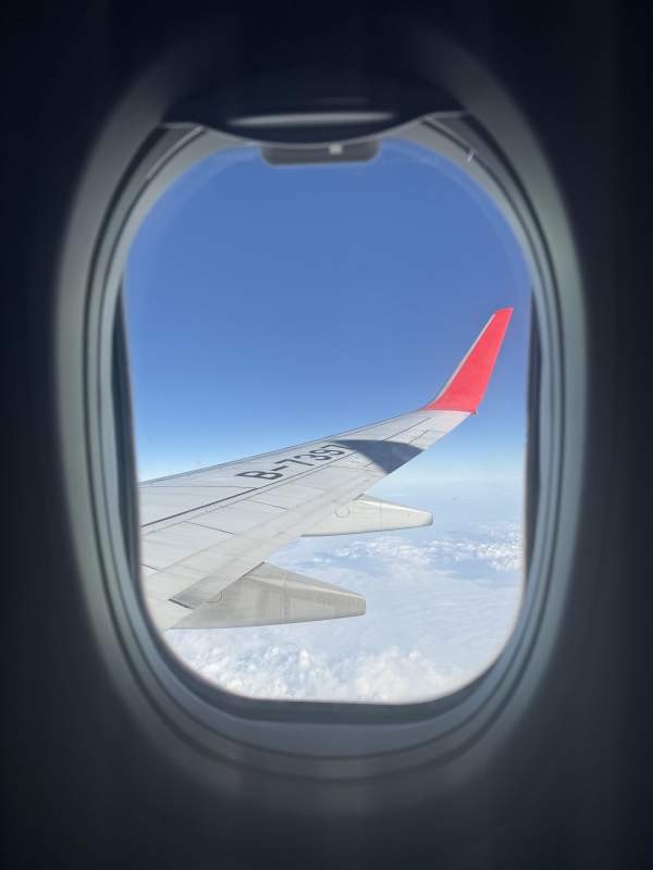 云端之上 飞行的视角图片