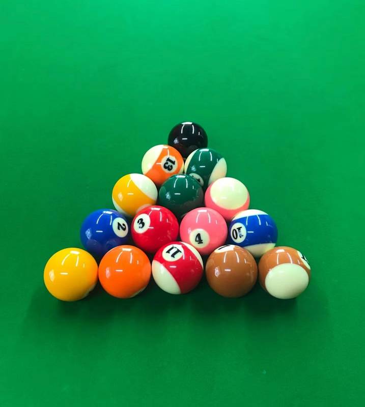 台球桌上的彩色球图片