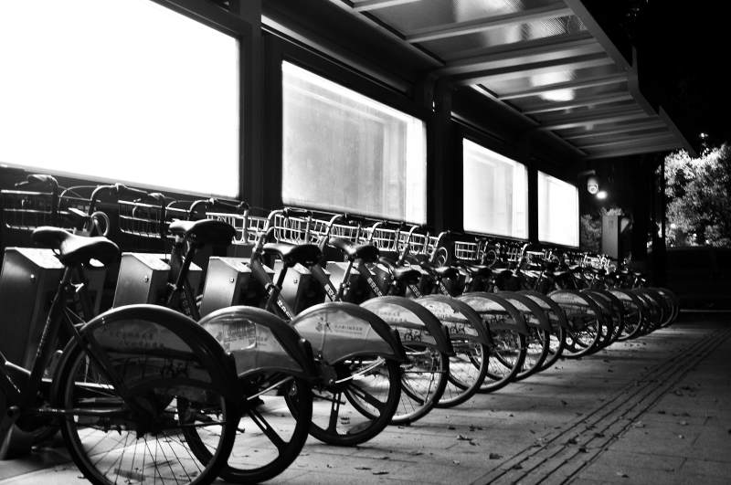 城市夜景中的自行车图片