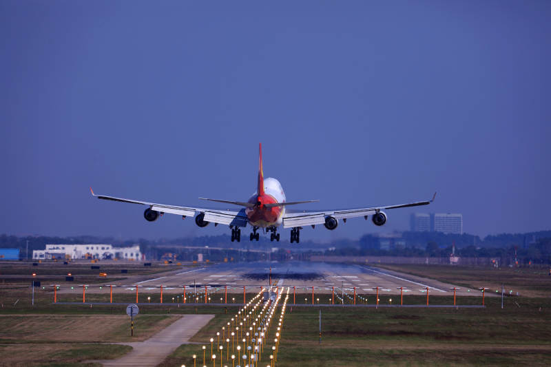飞机平稳降落图片