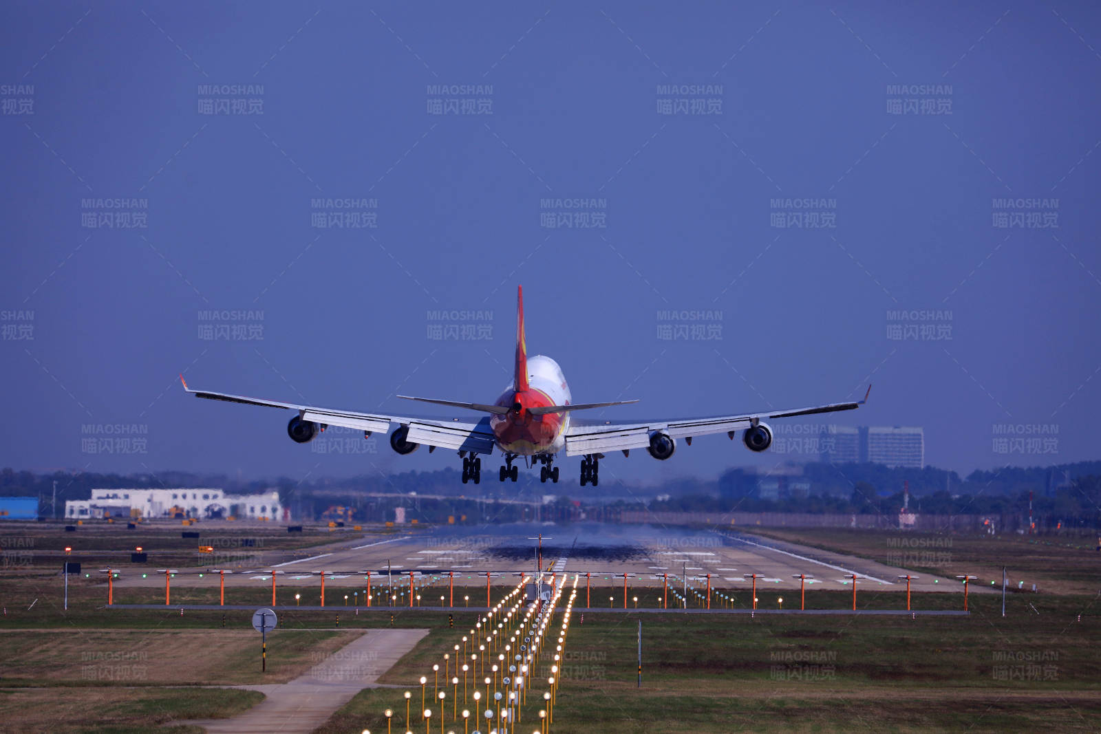 飞机平稳降落图片
