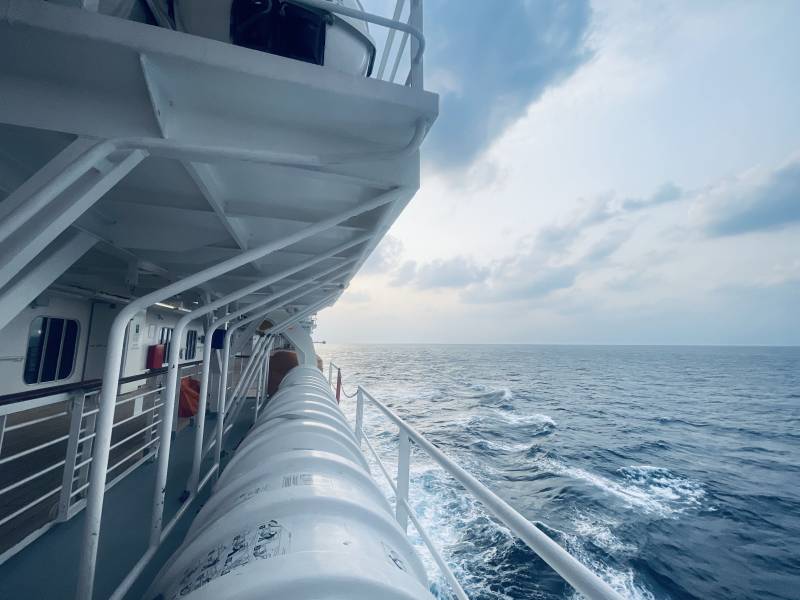 海上航行的船图片