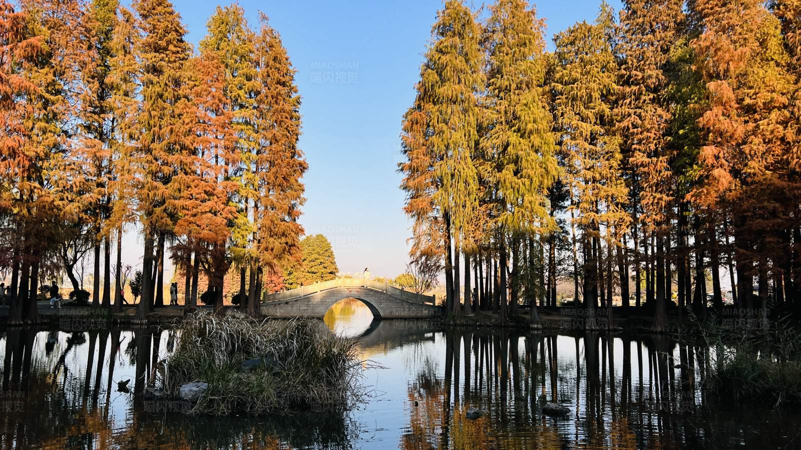秋日古桥映水景图片
