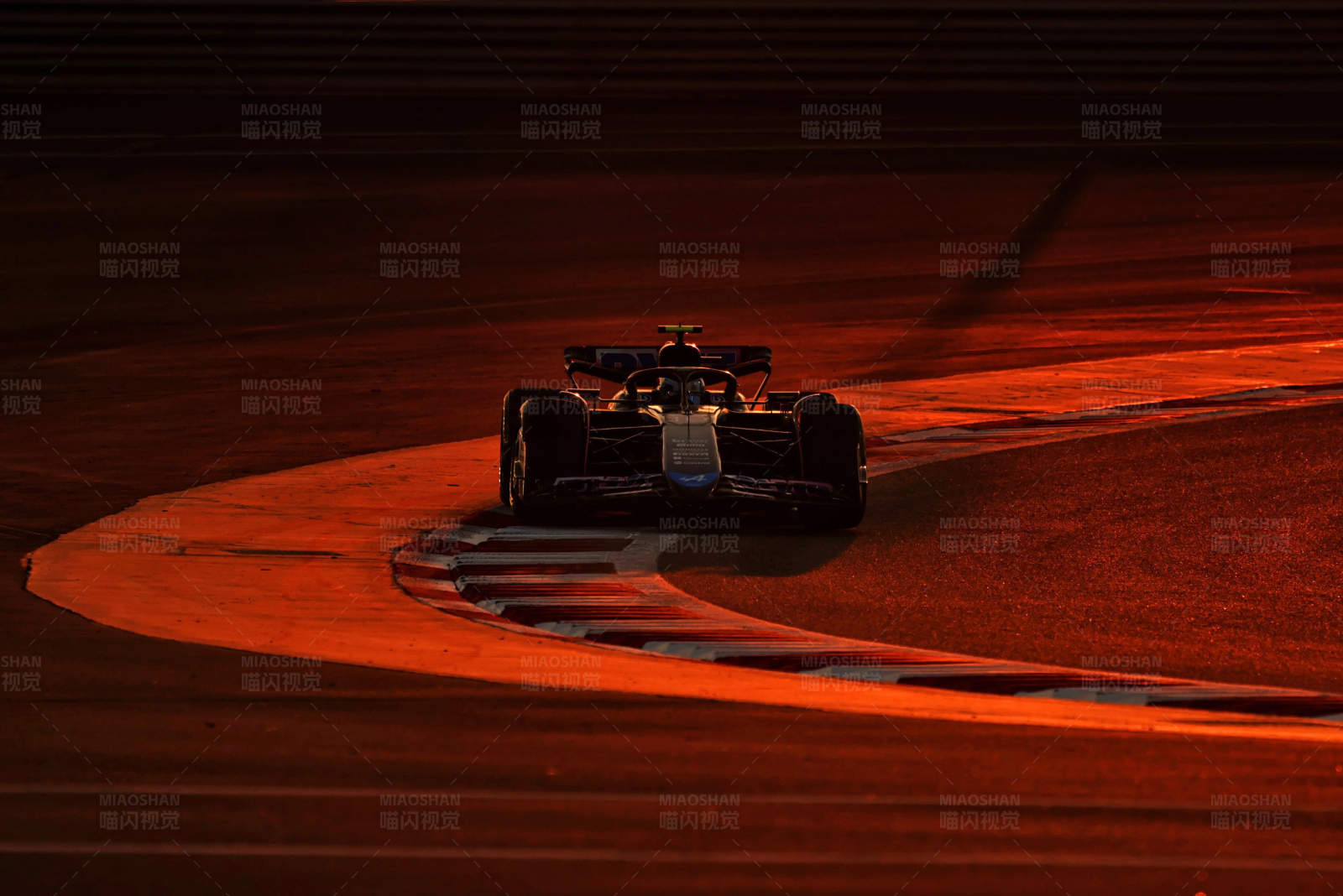 夜战赛车疾驰图片