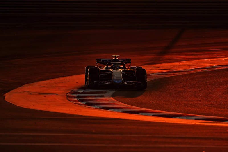 夜战赛车疾驰图片