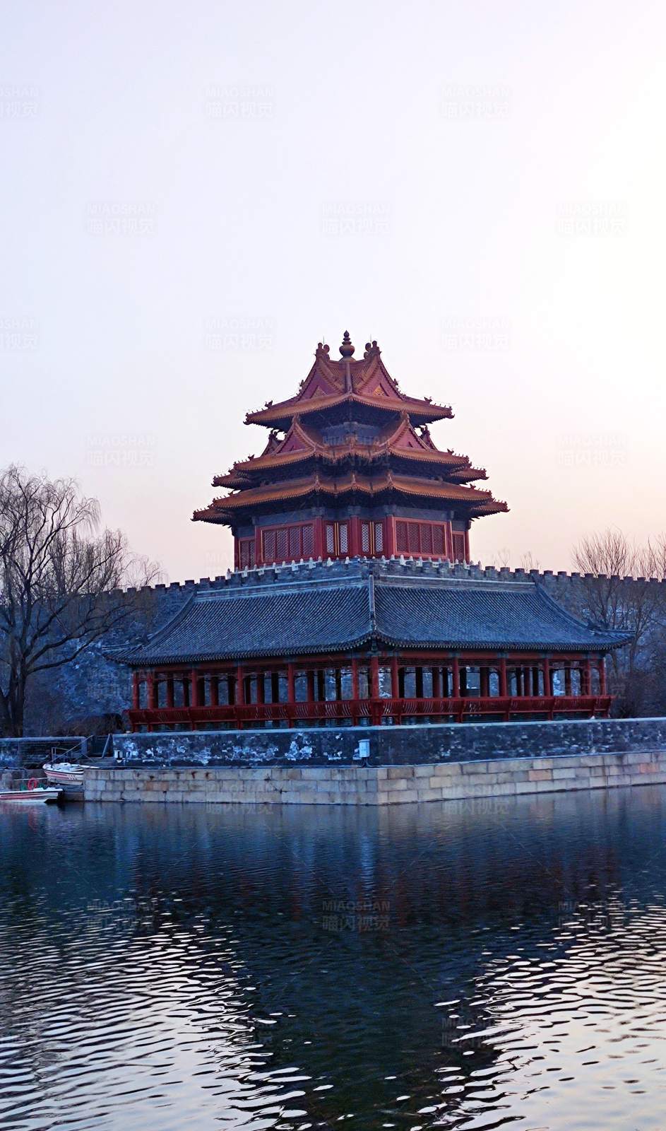 故宫角楼夕阳映照图片