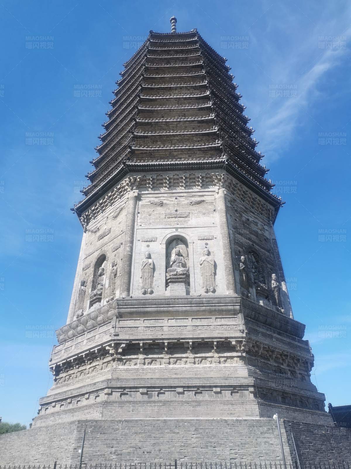 古塔耸立 蓝天相伴图片