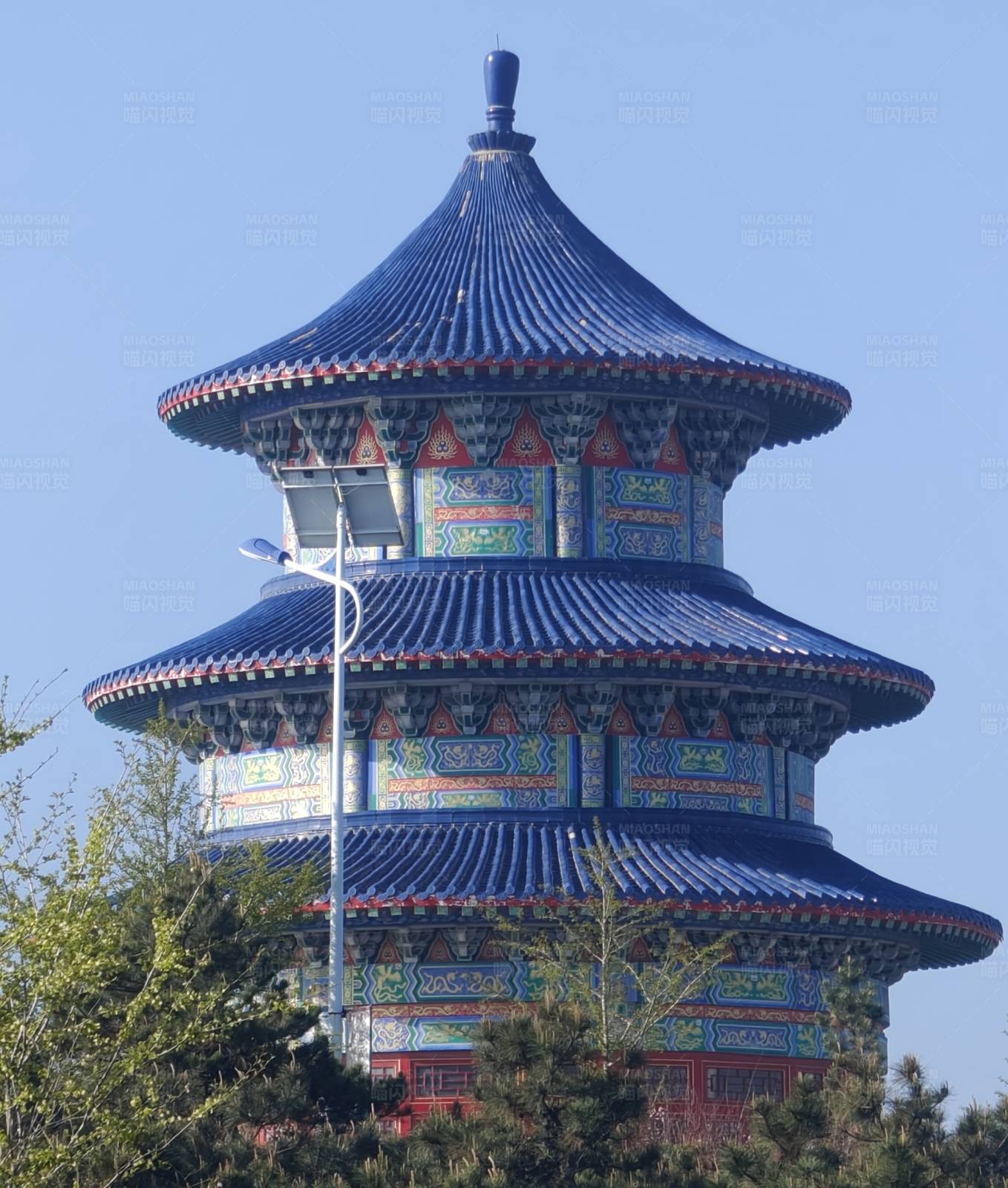 蓝色屋顶的中国塔图片