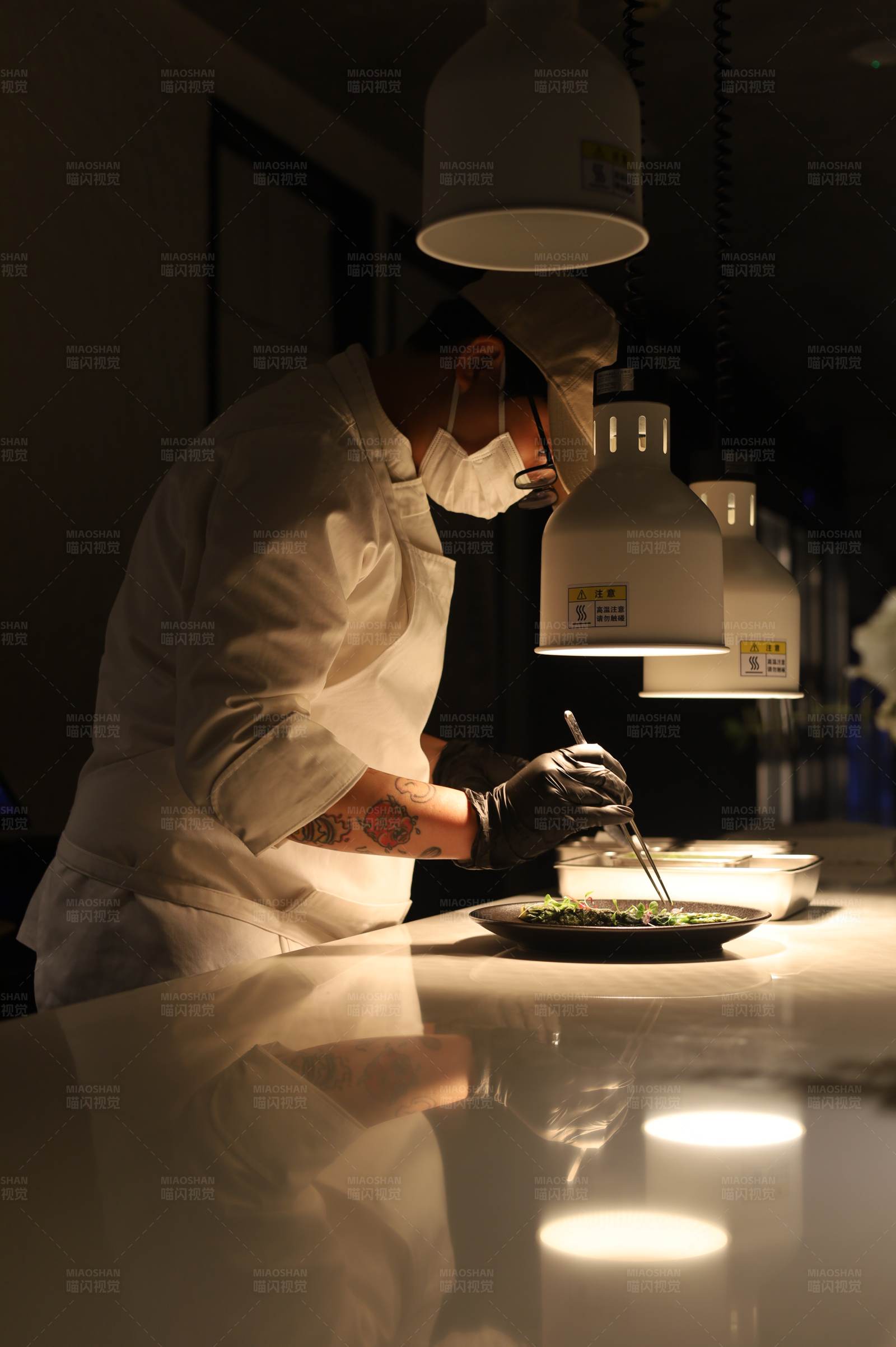 厨师专注烹饪图片