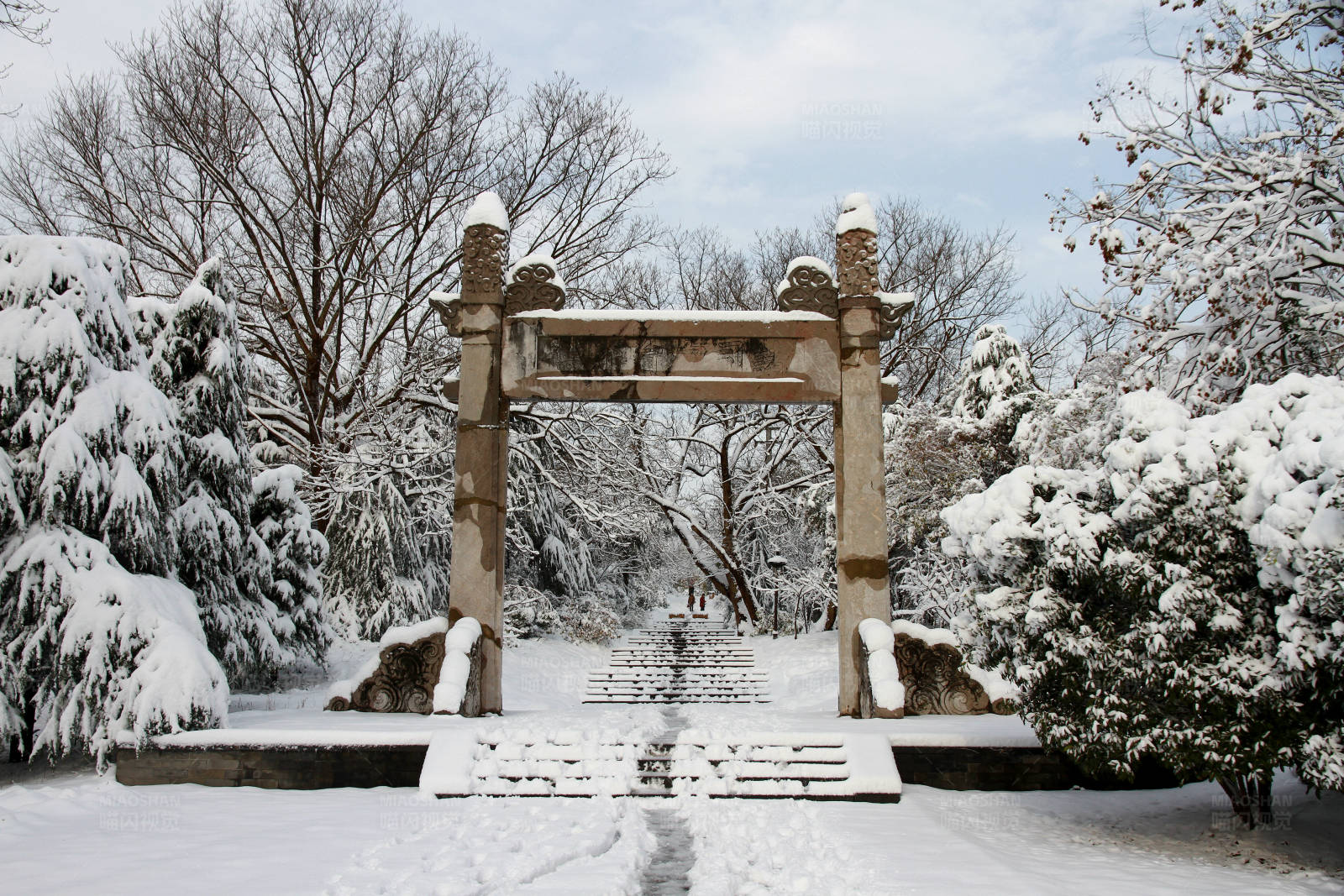 雪后的南京下马坊公园牌坊图片