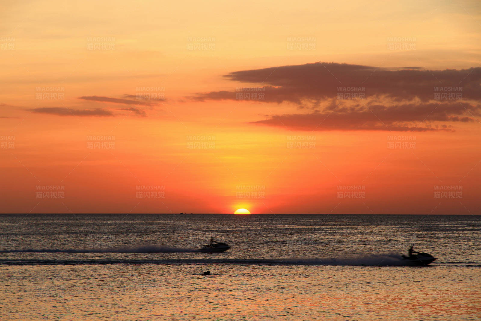 夕阳下的水上摩托图片