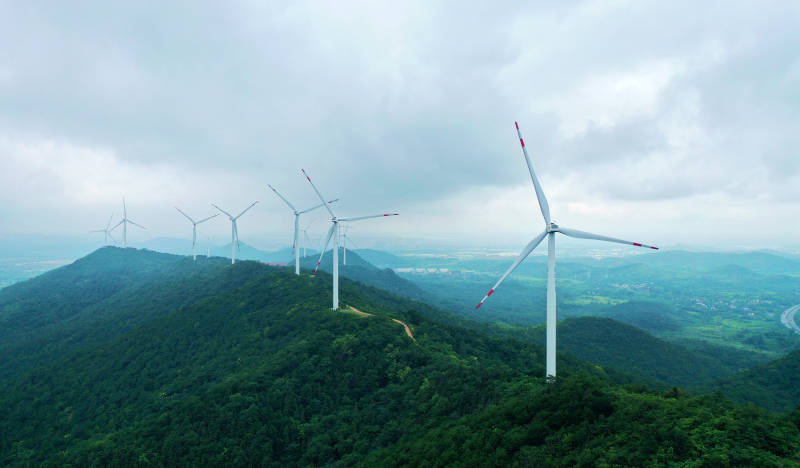 山脊上的风力发电机组图片