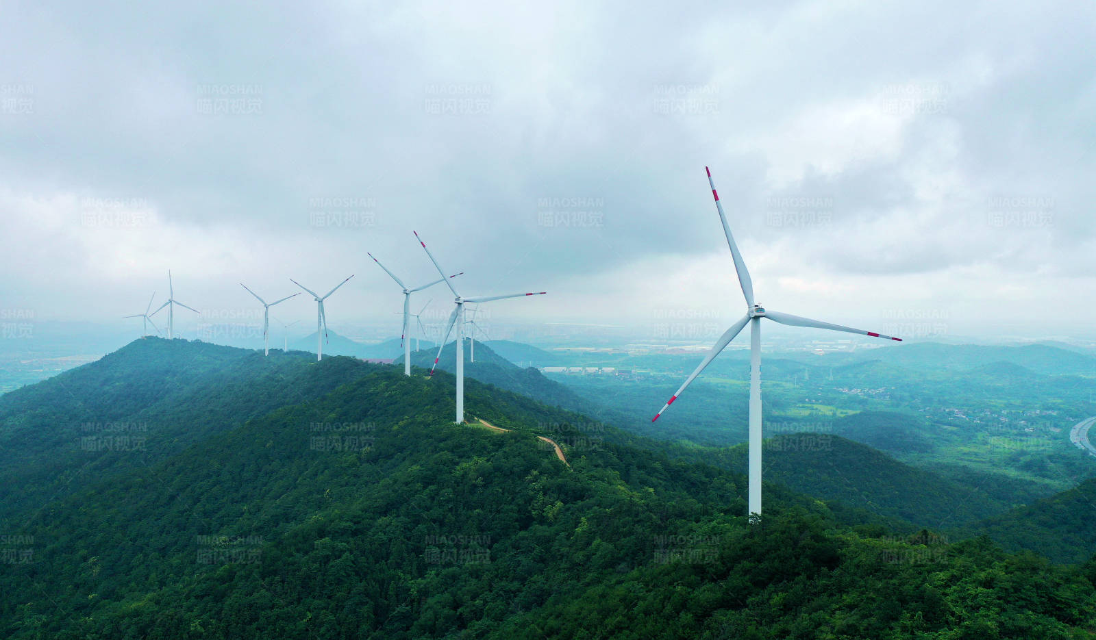 山脊上的风力发电机组图片