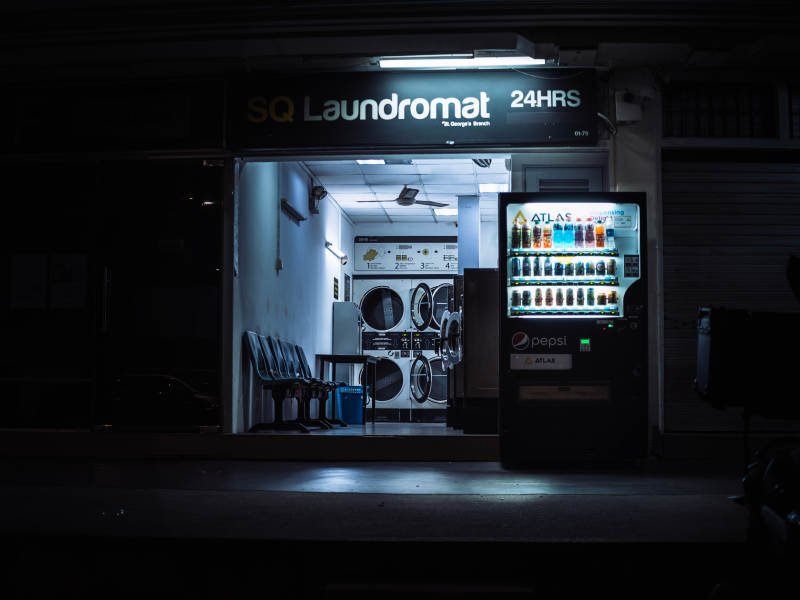 24小时自助洗衣店夜景图片