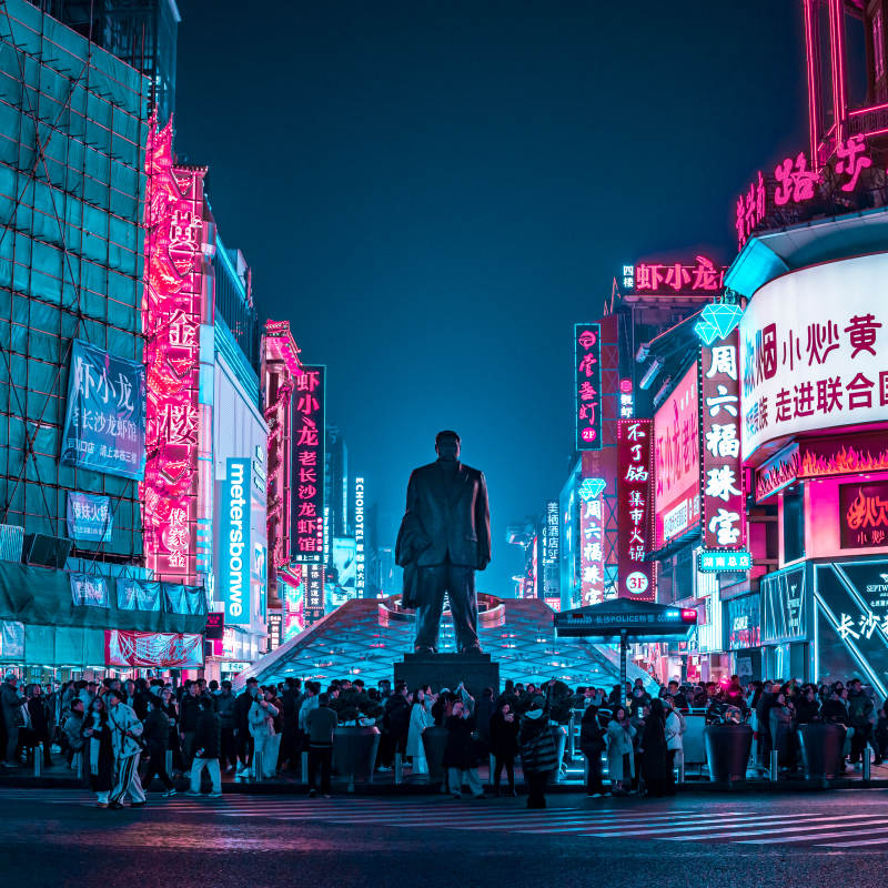 霓虹夜景中的雕像-黄兴广场图片