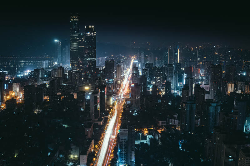 夜幕下的城市灯火通明-敬天广场图片