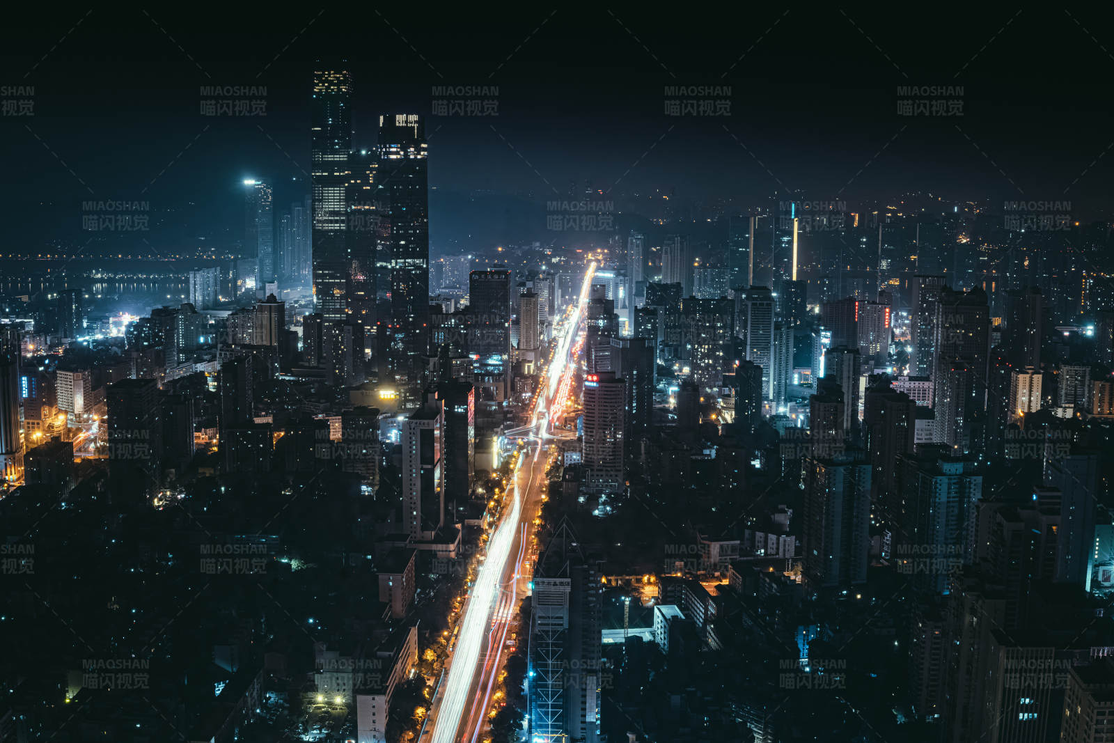 夜幕下的城市灯火通明-敬天广场图片