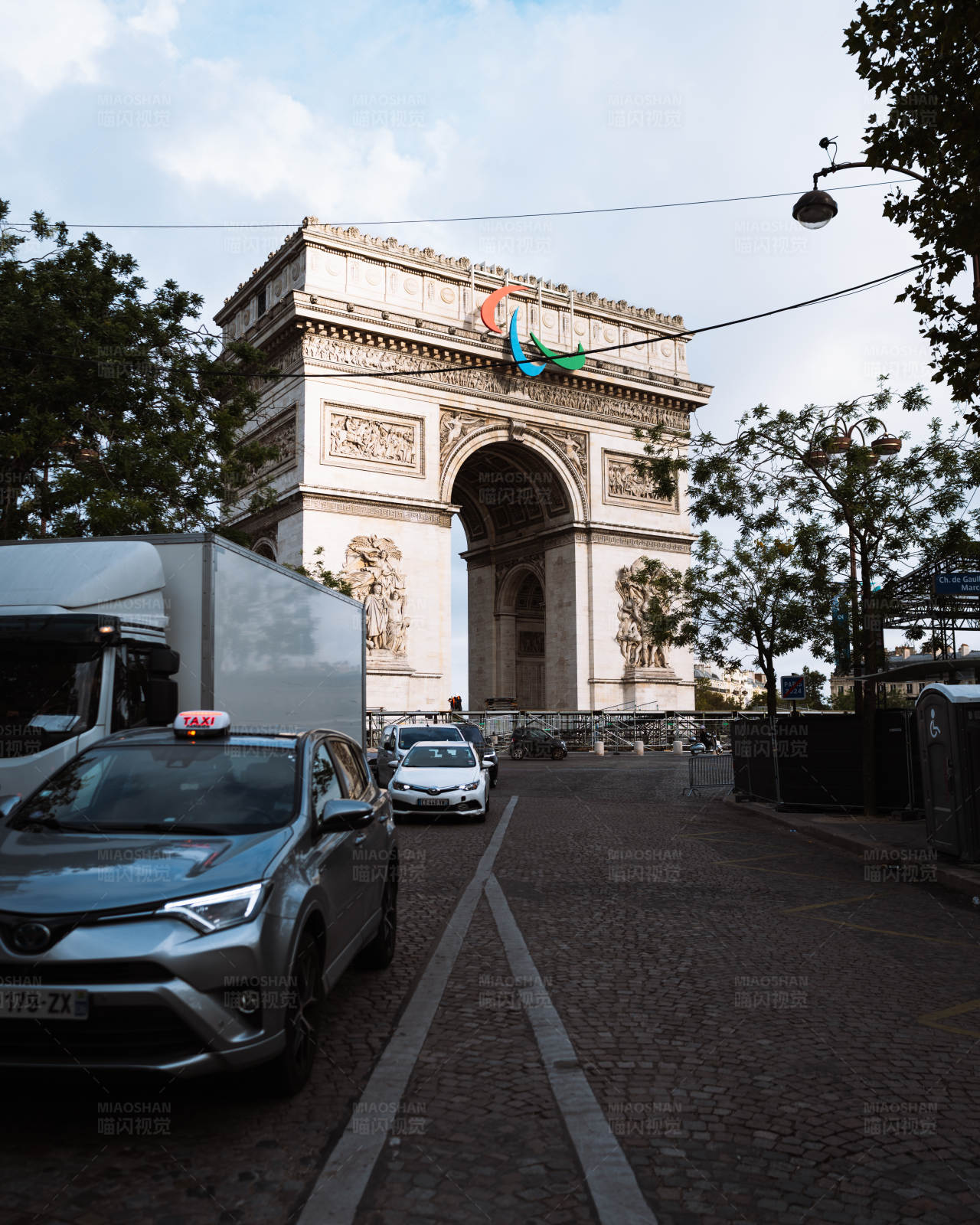 凯旋门前的繁忙街道图片