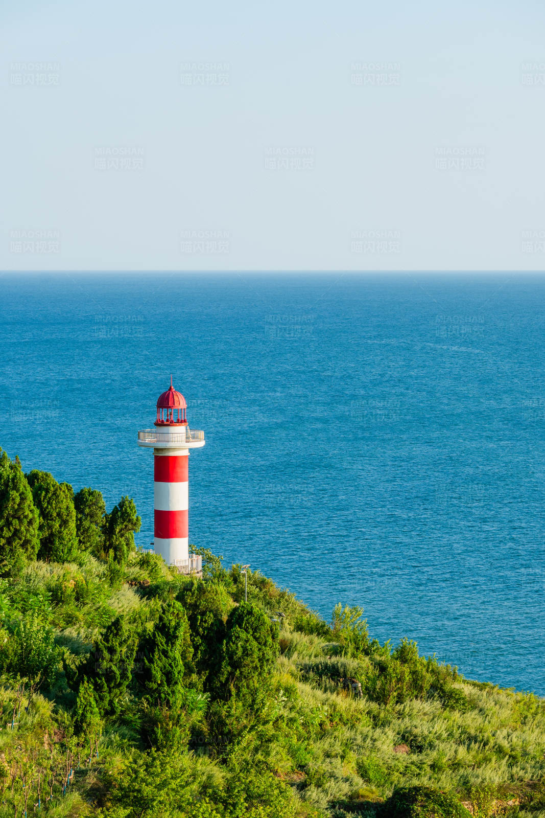 海岸上的红白灯塔图片