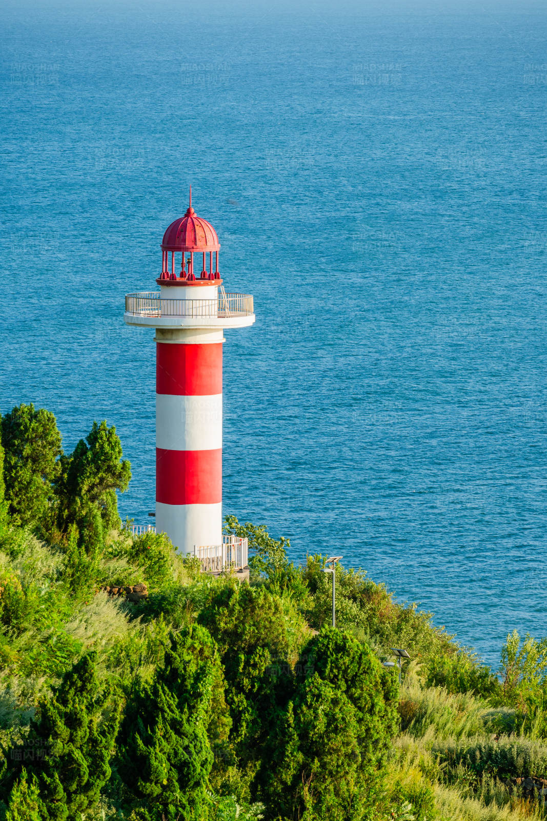 海边的红白灯塔图片