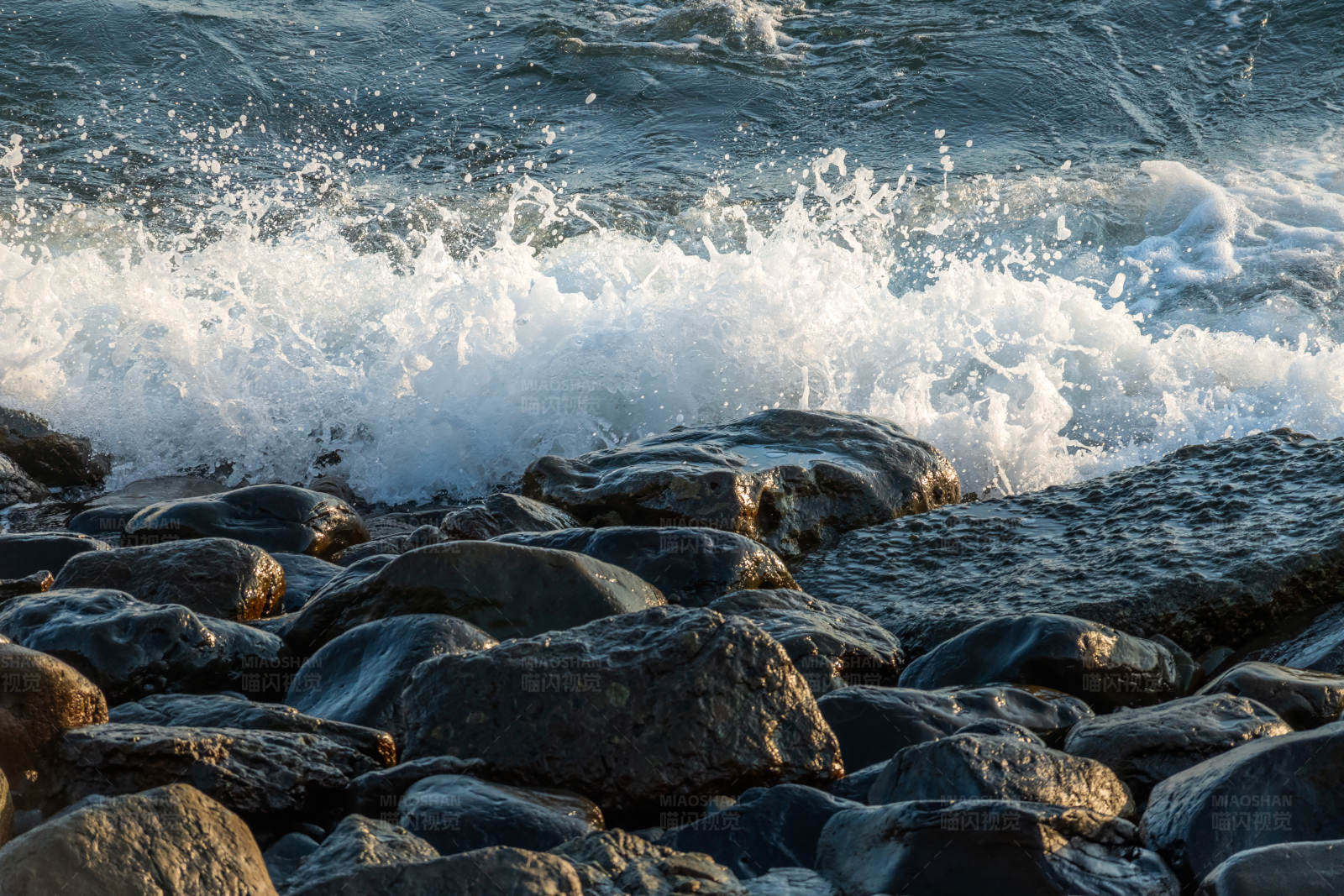 海浪拍打岩石图片