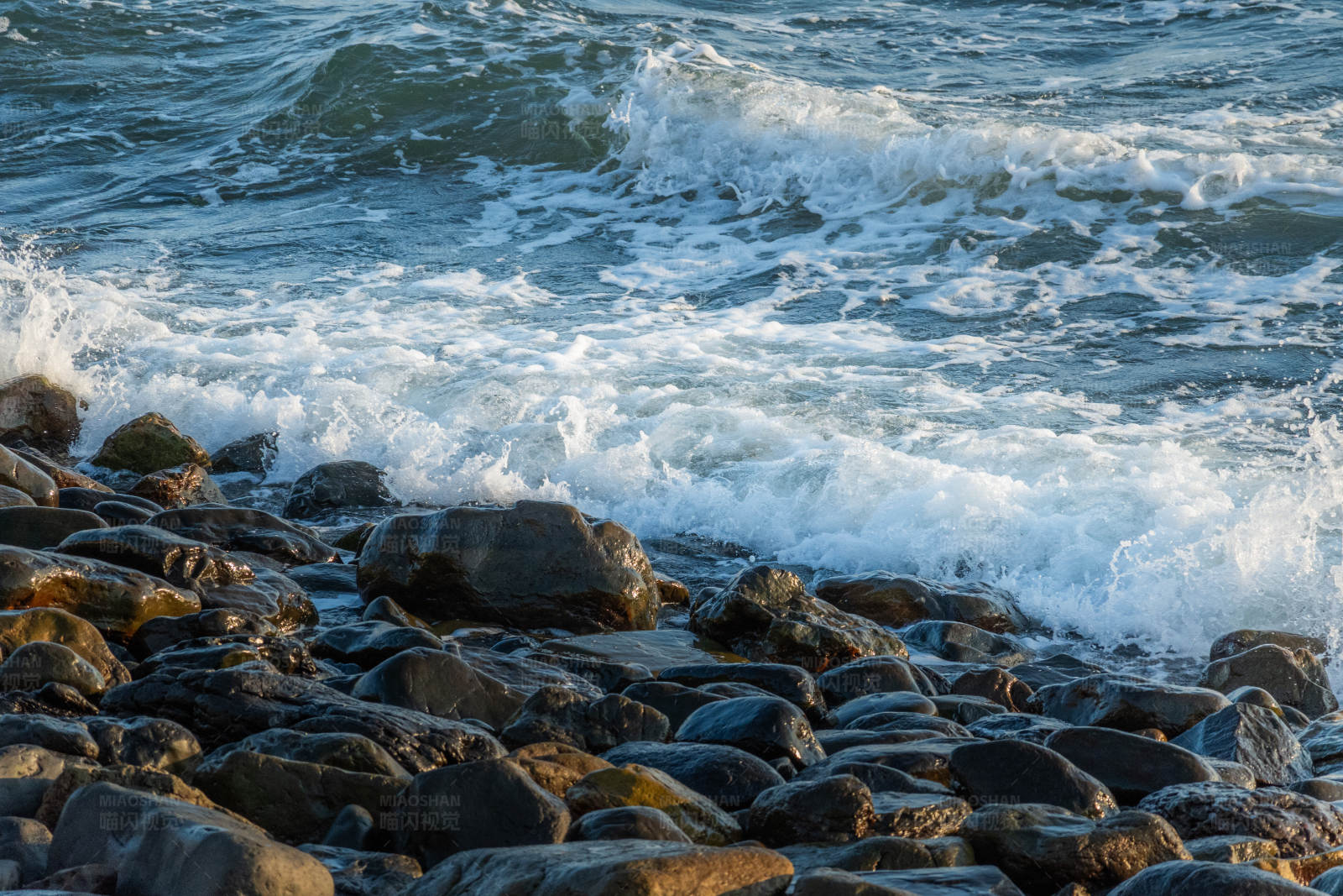 海浪拍打岩石图片
