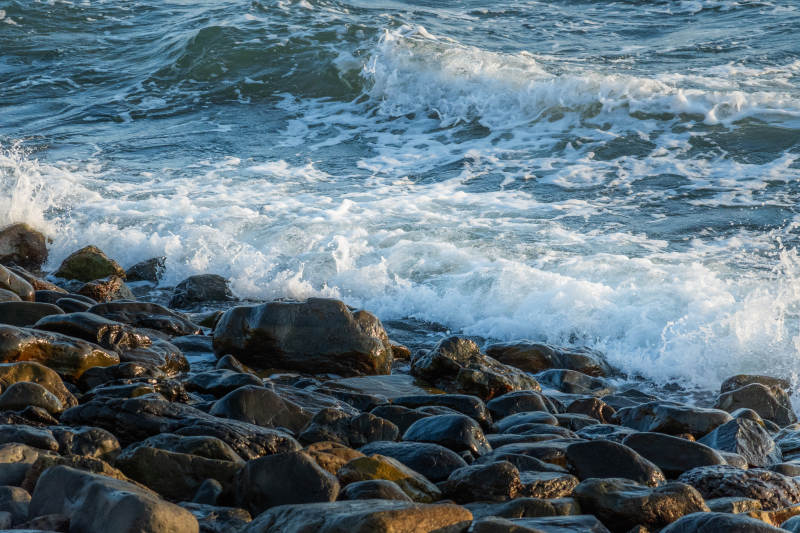 海浪拍打岩石图片