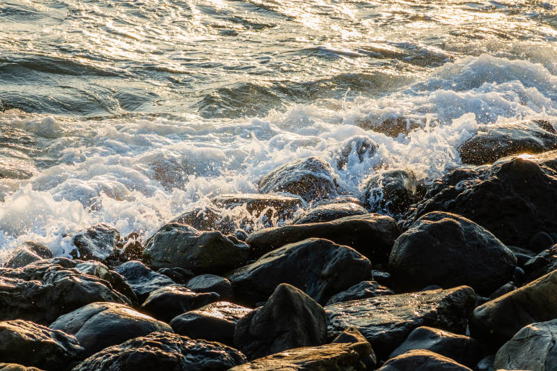 海浪拍打岩石图片