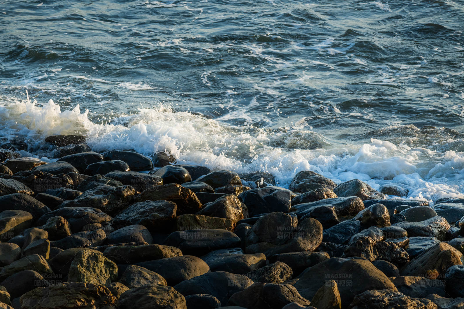 海浪拍打岩石图片