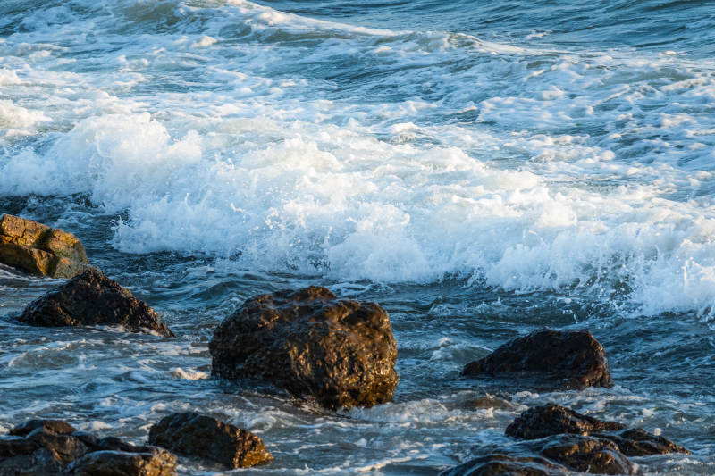 海浪拍打岩石图片