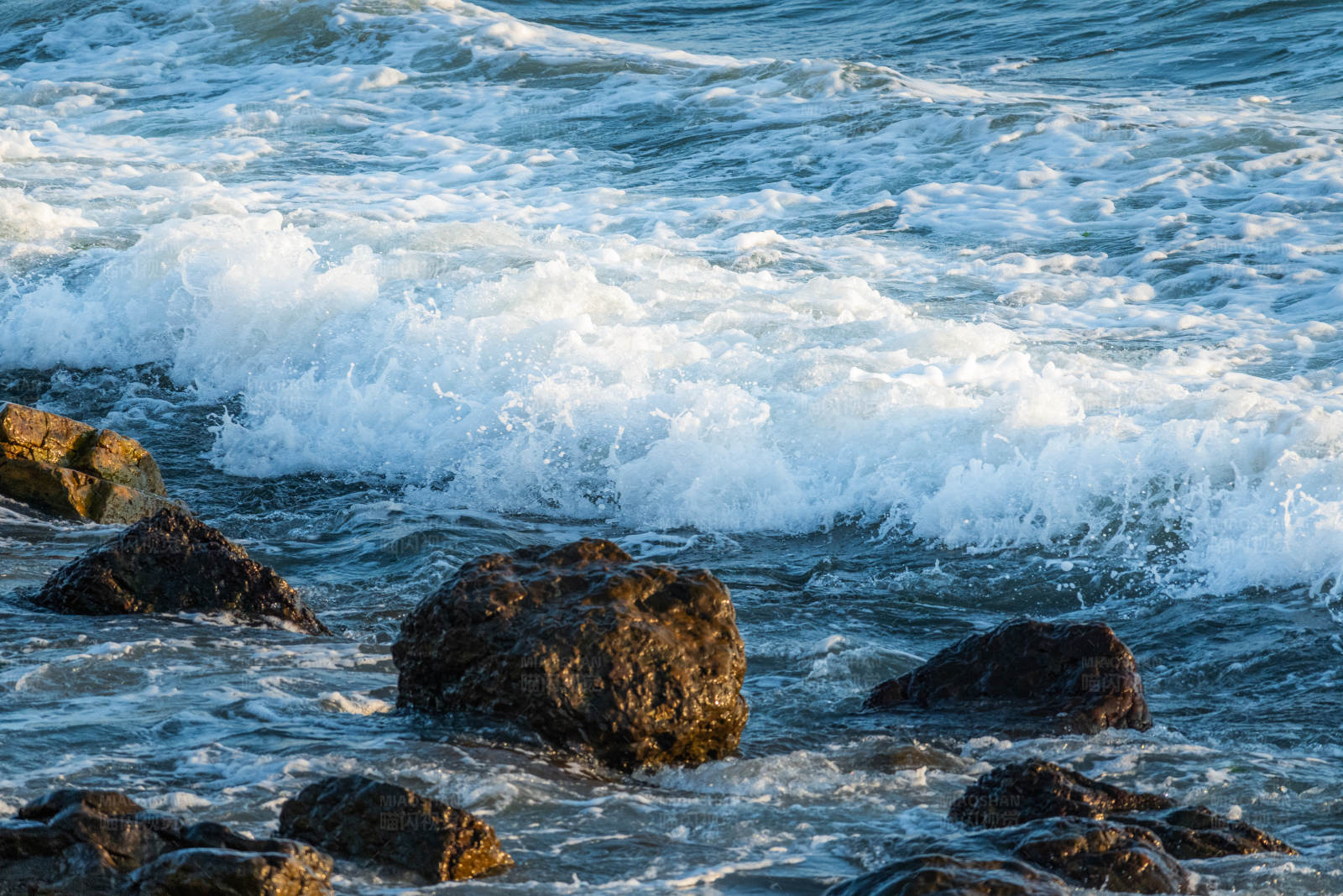 海浪拍打岩石图片