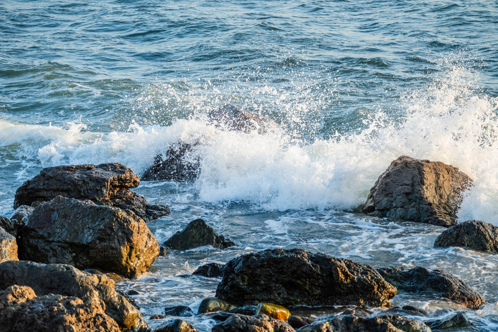 海浪冲击岩石图片