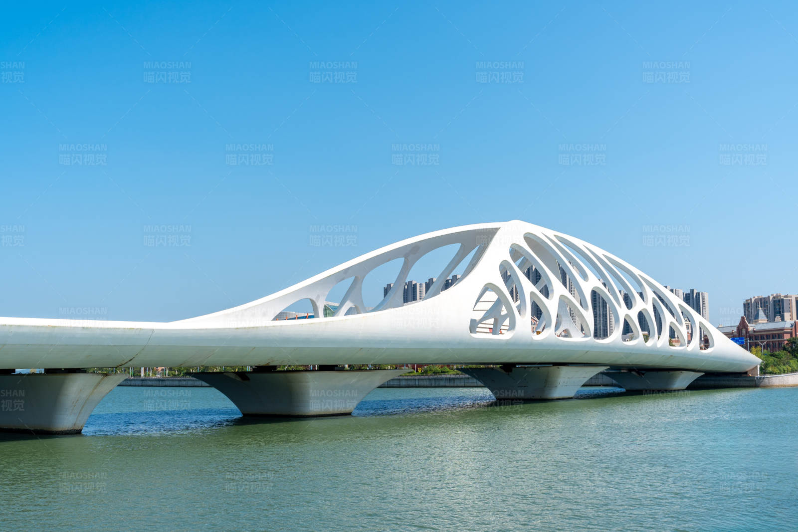 现代桥梁横跨水面图片