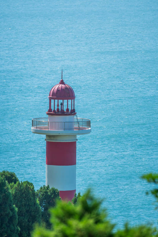 海边的红白灯塔图片