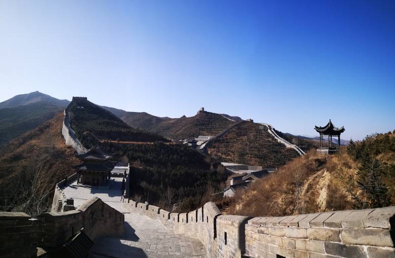 长城蜿蜒山间图片