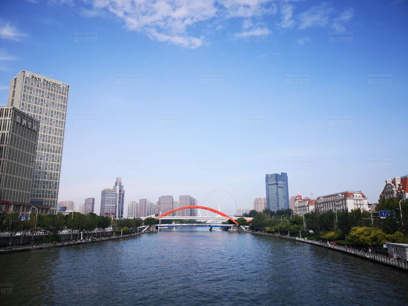 城市河景与桥梁图片