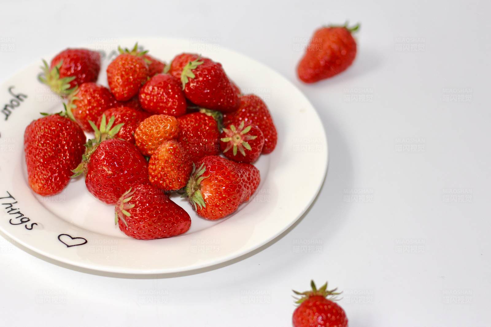 盘中草莓图片