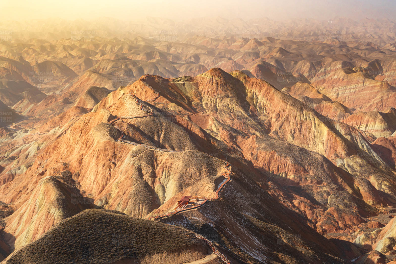 甘肃兰州水墨丹霞的独特地貌图片