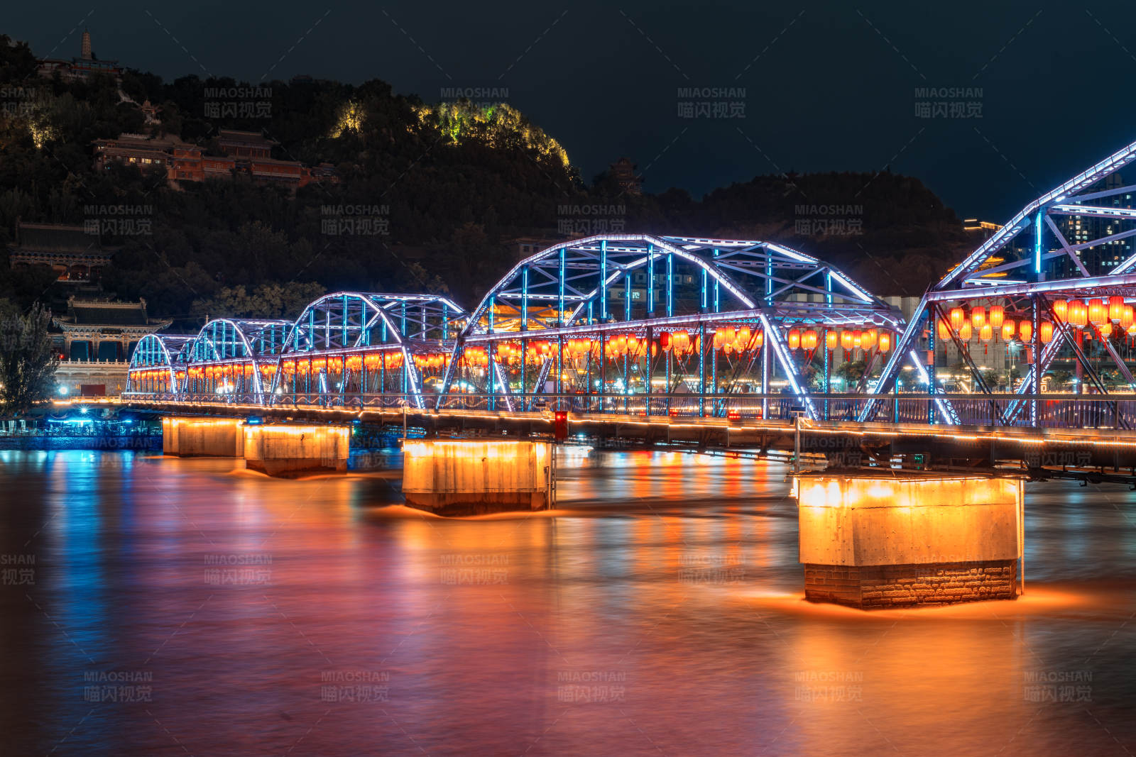 黄河畔的兰州中山桥与白塔山的夜景图片