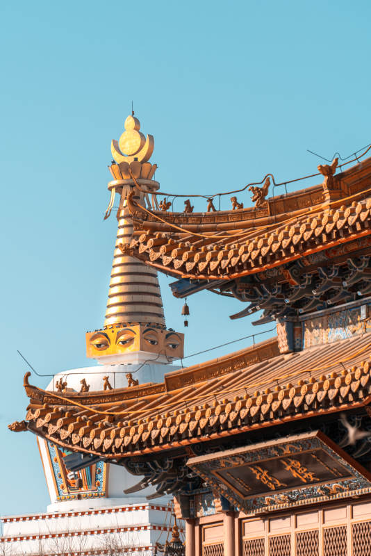 呼和浩特宝尔汗佛塔与观音寺鼓楼同框图片