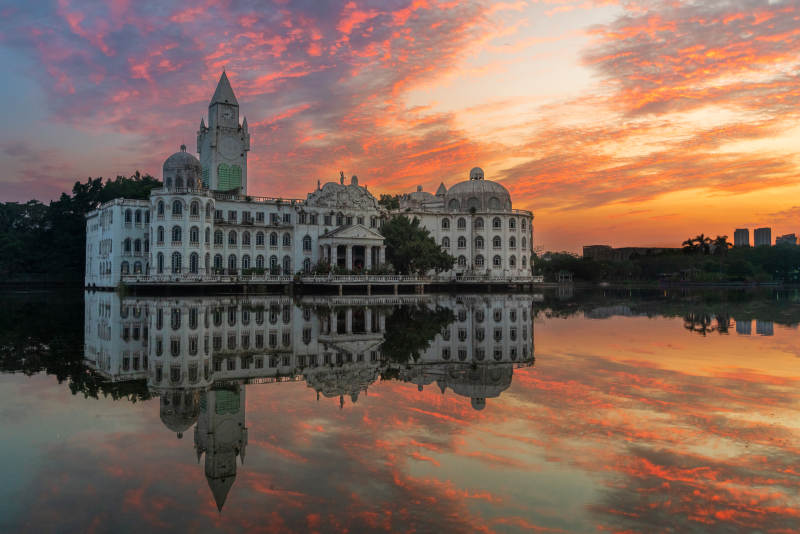 广州流花湖：火烧云晚霞下白宫的绝美倒影图片