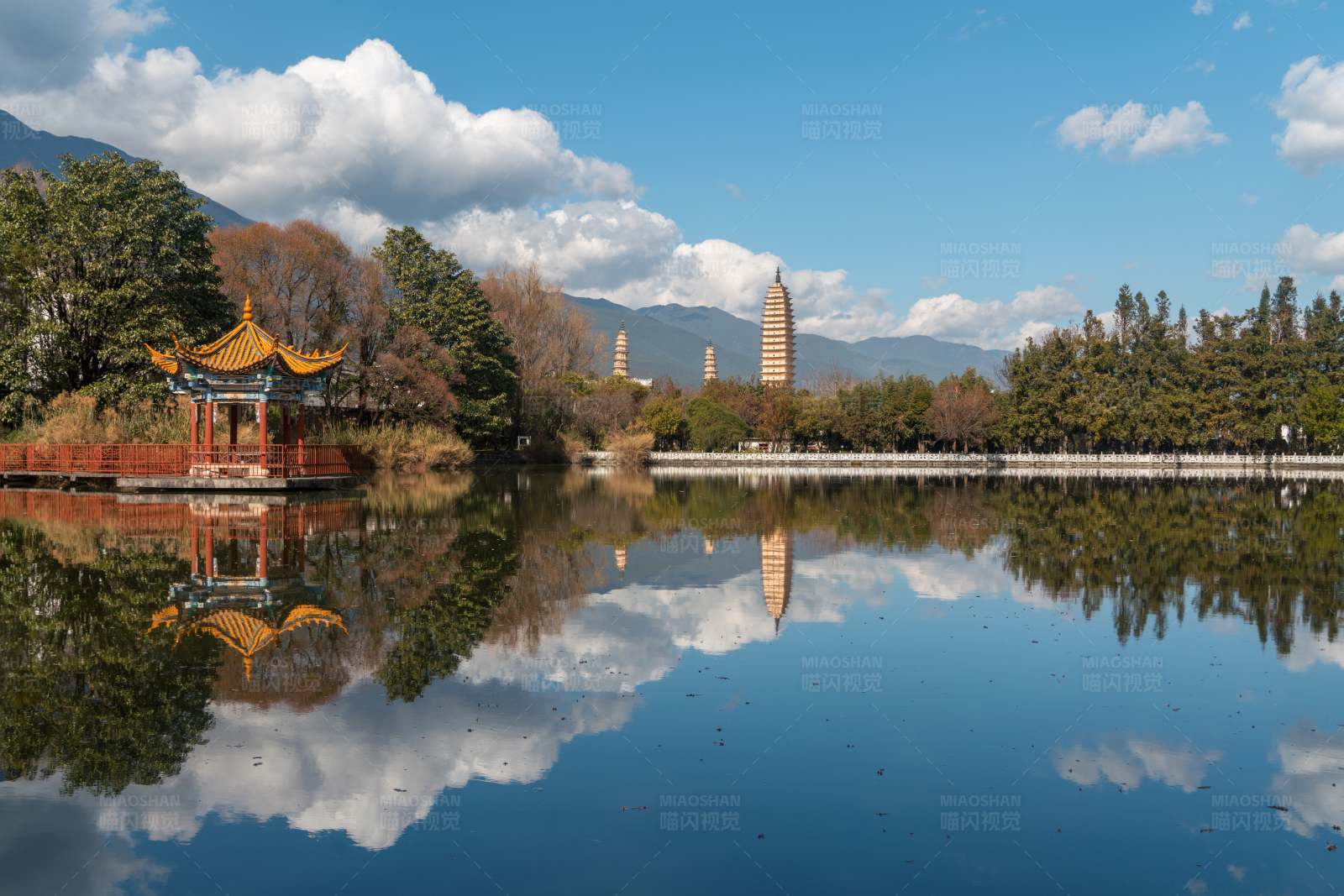 大理崇圣寺三塔水中倒影图片