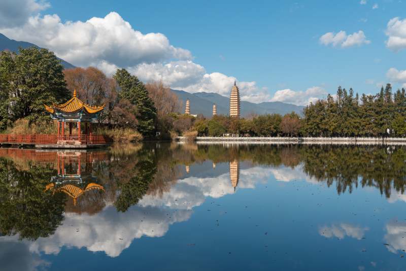 大理崇圣寺三塔水中倒影图片