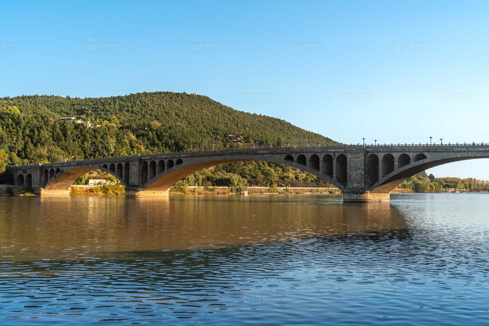 河南洛阳龙门石窟畔的洛阳龙门大桥图片