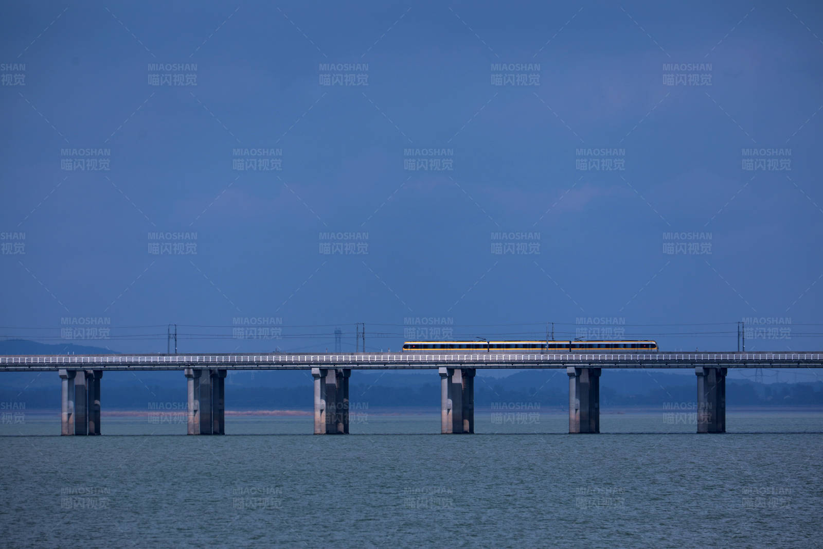 南京石臼湖特大桥水上列车图片